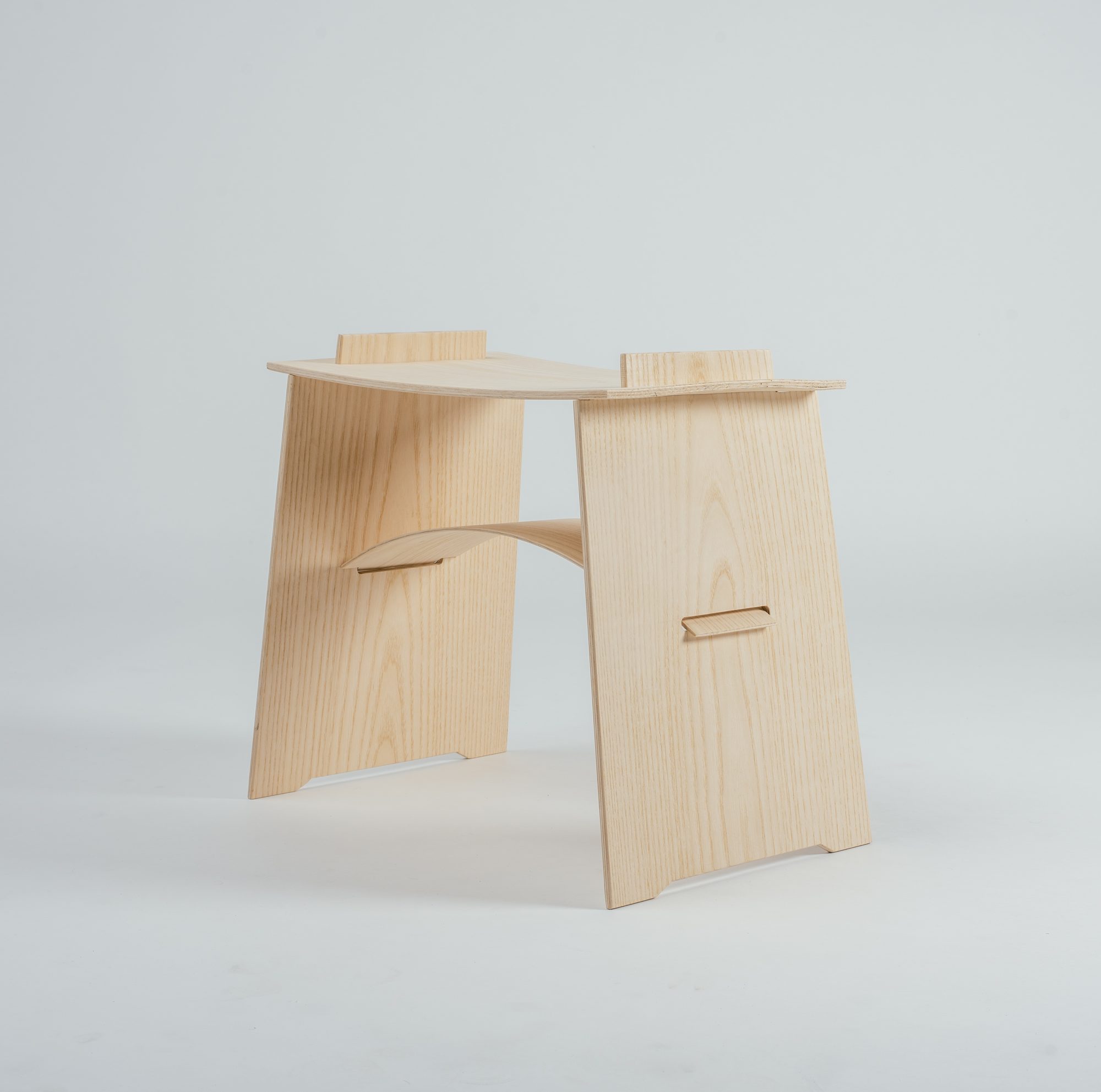 Bögen: Hocker aus hellem Holz