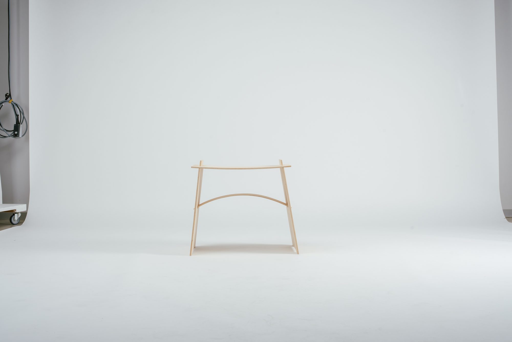 Hocker Bögen allein in einem hellen Fotostudio