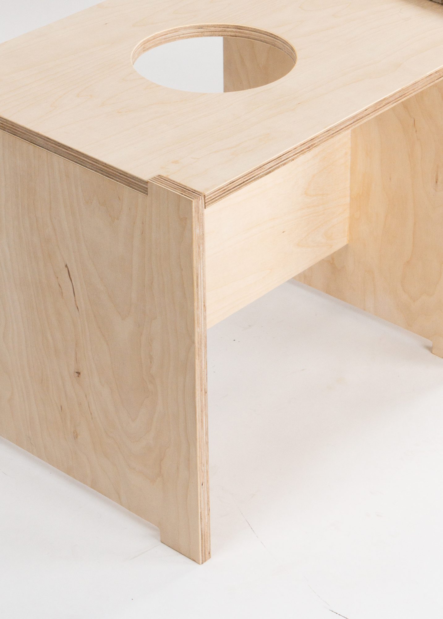 Detail des Holzrahmens aus Birkensperrholz mit runder Öffnung