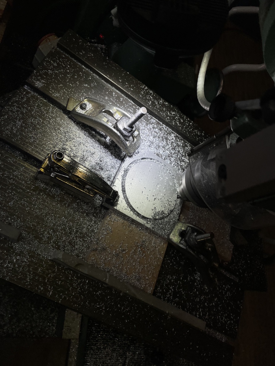 Fräsen eines Deckels in der Werkstatt