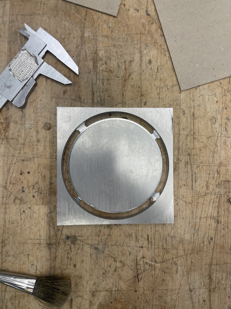Gefräster Deckel mit Messschieber auf der Werkbank