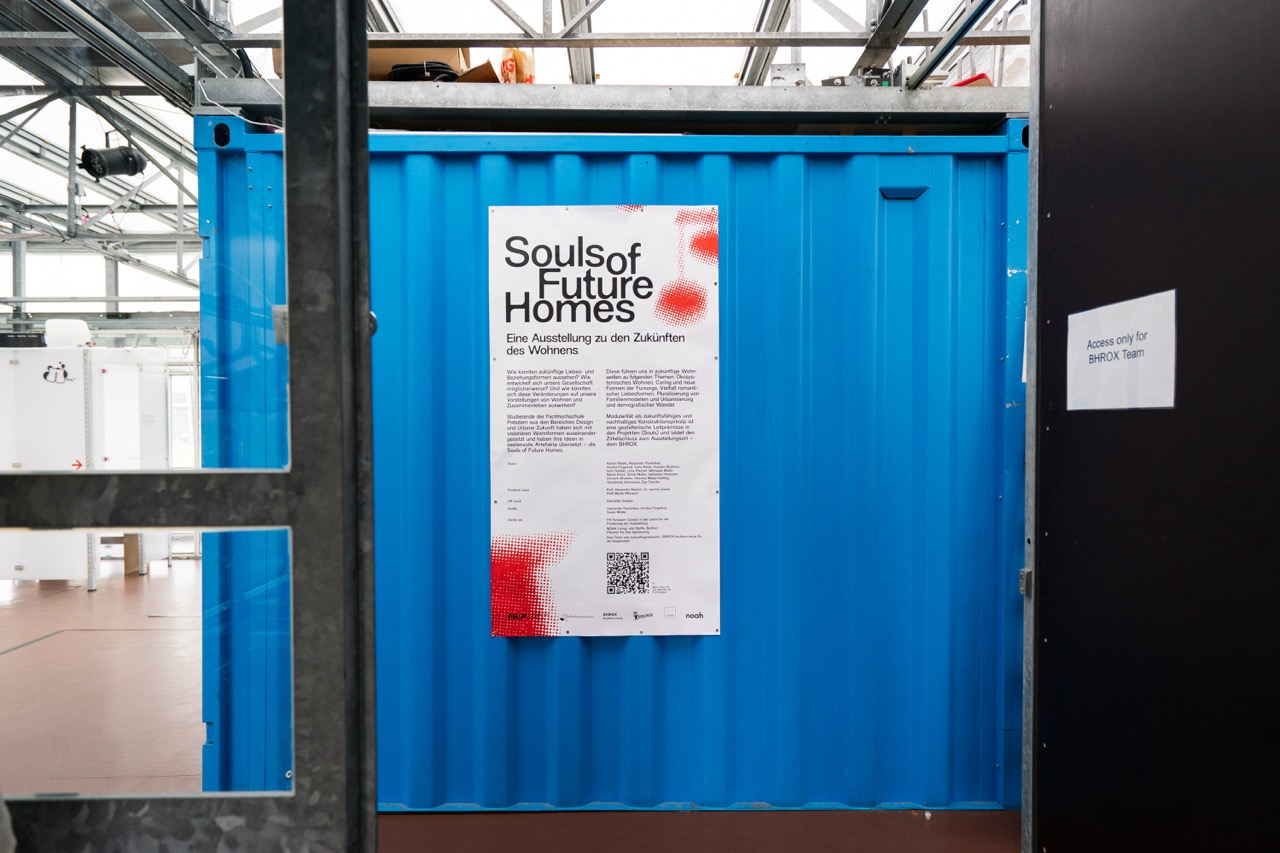 Blick durch die Glasfassade auf die Installation
