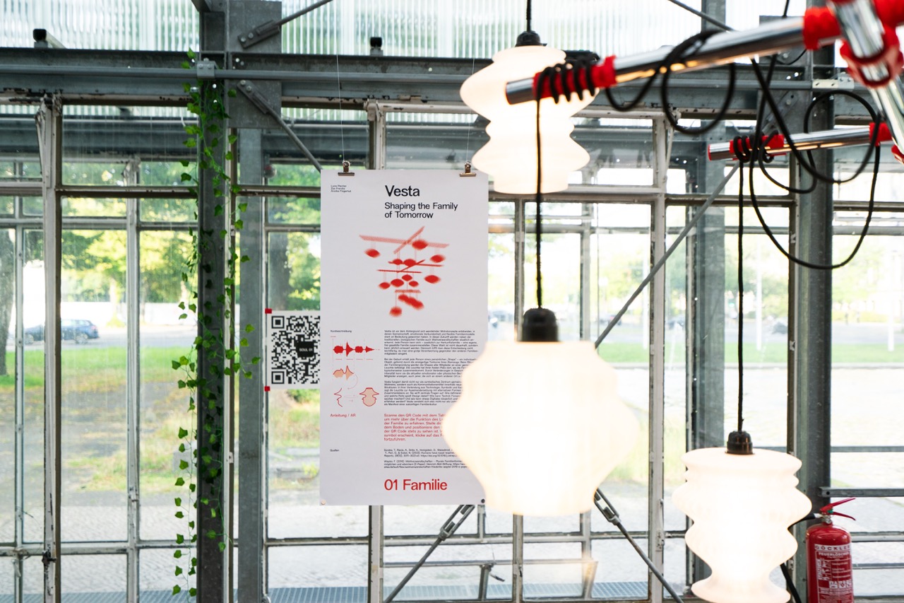 Ausstellungsplakat neben den Leuchten