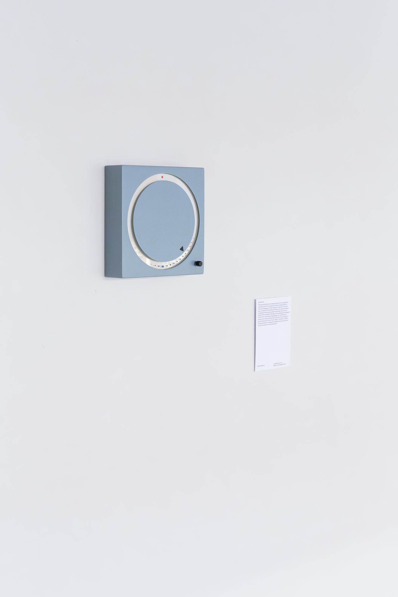 Die Uhr in der Ausstellung an der Wand